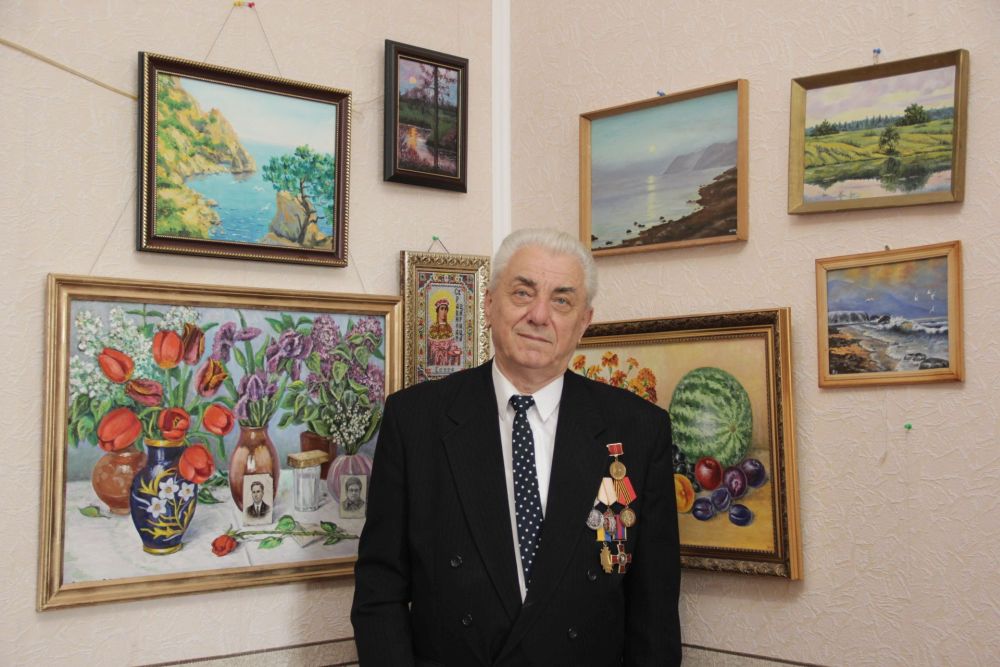 Войталевич В.В. у своих картин