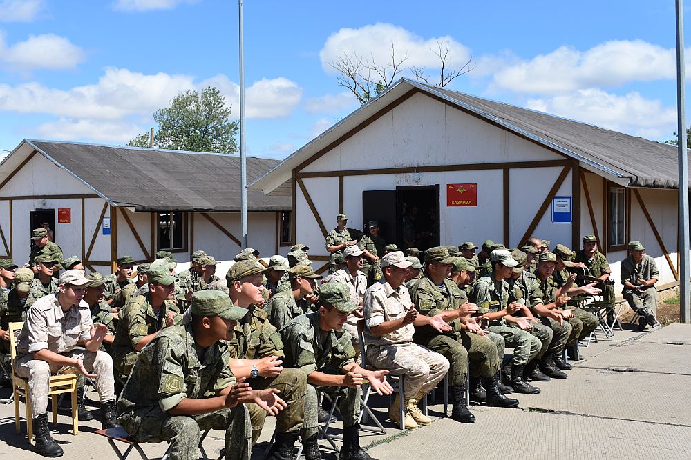 Аплодисментами военослужащие встречают артистов ЦК и Д